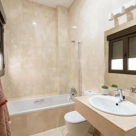 Chezmoihomes Town Hall Apartment